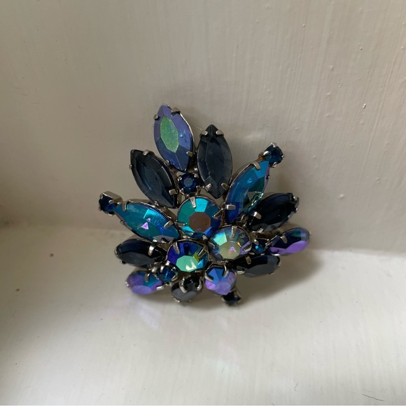Vintage Blue and Amethyst Rhinestone 1950s Brooch - Picture 3 of 9